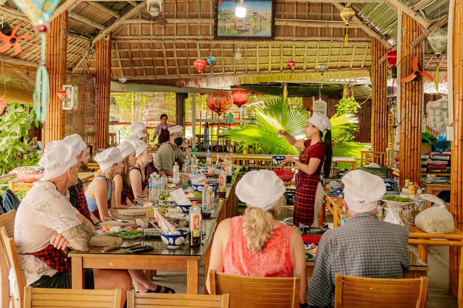 COOKING CLASS -BASKET BOAT - Where you start: the golden dragon bridge meeting point