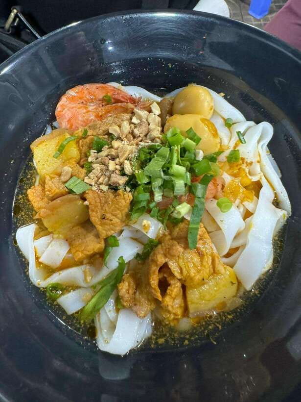 Da Nang City Street Food Tour With Live Music Tien Sa Show - Two street-food styles: luxury restaurant service vs truly local vendors