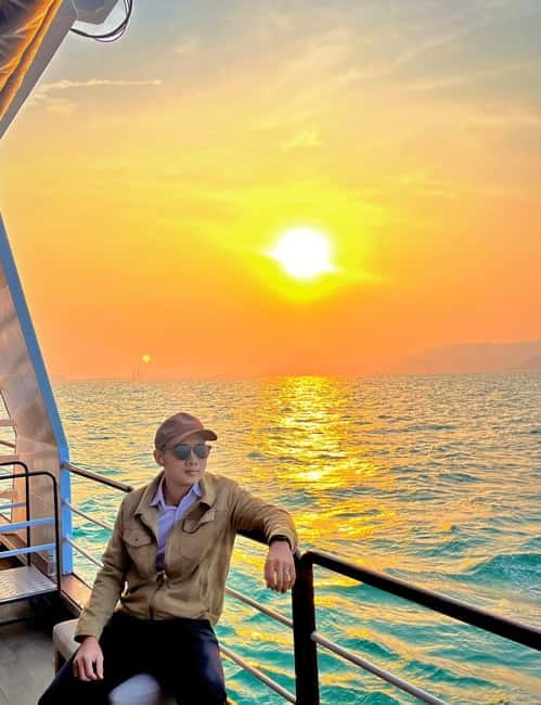 Da Nang: Experience a Magical Sunset Dinner Cruise in DN Bay - Live music, DJ, and apsara dancing: the party rhythm on the deck