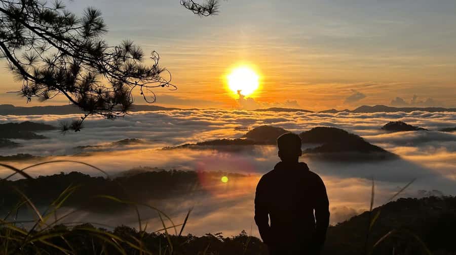 Dalat: Sunrise Trekking and Cloud Hunting experience - Reaching the Top: Cloud Dancing and Sunrise Views