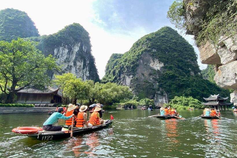 From Hanoi: 3-Day Sapa, Fansipan, Ninh Binh Tour with Meals - Trang An UNESCO boat ride and Mua Cave stairs: The best photos need patience