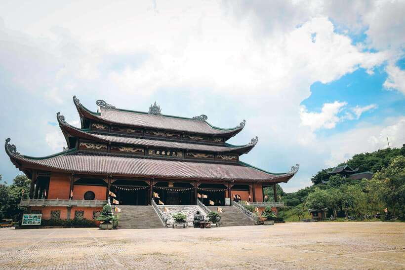 From Hanoi: Bai Dinh, Trang An Mua Cave - A Scenic Day Tour - Mua Cave: the 500-step viewpoint reward