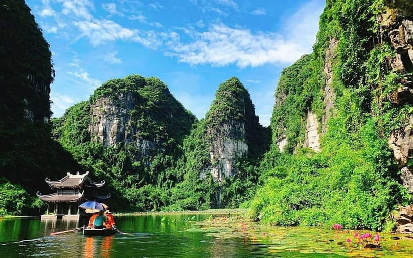From Hanoi/NinhBinh: HoaLu-Bai Din- TrangAn- MuaCave-BichDon - Mua Cave and the Ngoa Long viewpoint: almost 500 steps earned