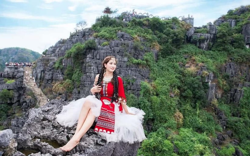 From Hanoi/NinhBinh: HoaLu-Bai Din- TrangAn- MuaCave-BichDon - Bich Dong Pagoda: the second cave-temple stop (Option 02)